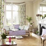Virágos függönyök egy rusztikus stílusú nappaliban
