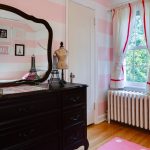 korta gardiner till fönsterbrädan i sovrummets inredningsfoto