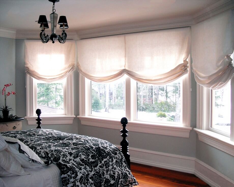 cortine sul davanzale della finestra nella foto della camera da letto