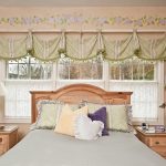 korta gardiner till fönsterbrädan i sovrummets dekorationsfoto