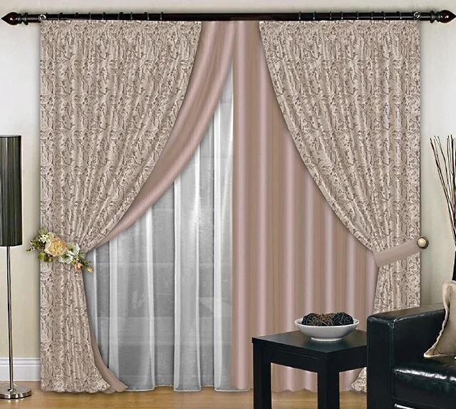 Dubbla gardiner och tulle i ett fönster i vardagsrummet