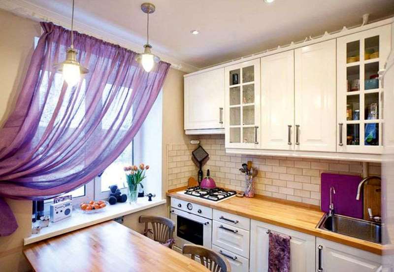 gardiner i slöjan i ett litet kök