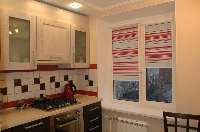 Tirai roller berjalur di tingkap dapur