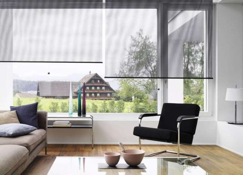 Salone interno con tende trasparenti roll design