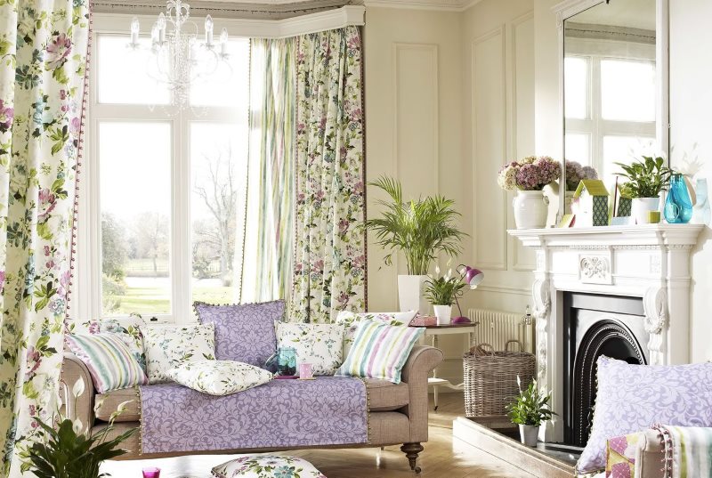 Ljust vardagsrum med blommor på gardinerna