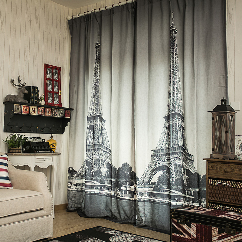 Tirai dengan percetakan foto Paris di tingkap di ruang tamu