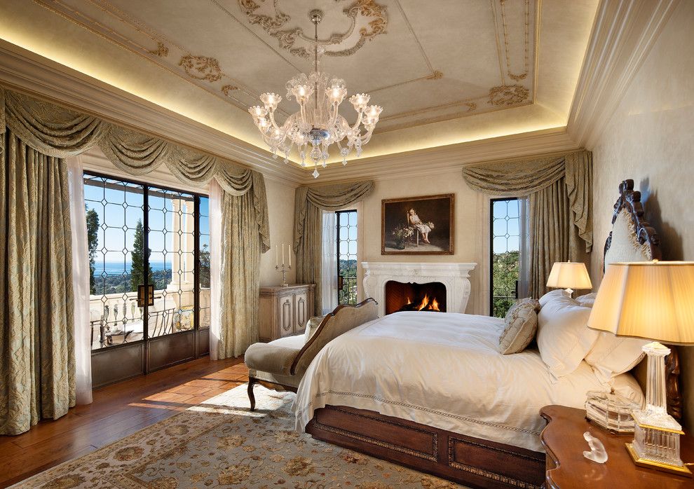 Intérieur de chambre à coucher de style classique avec lambrequin aux fenêtres