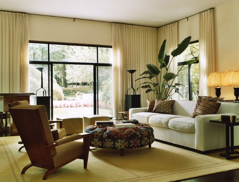 Tende beige in soggiorno in stile eco