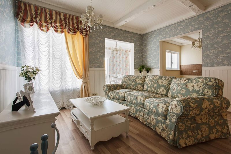 Skvrnitá čalouněná pohovka v obývacím pokoji ve stylu Provence