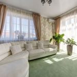 gardiner i vardagsrummet design ljus
