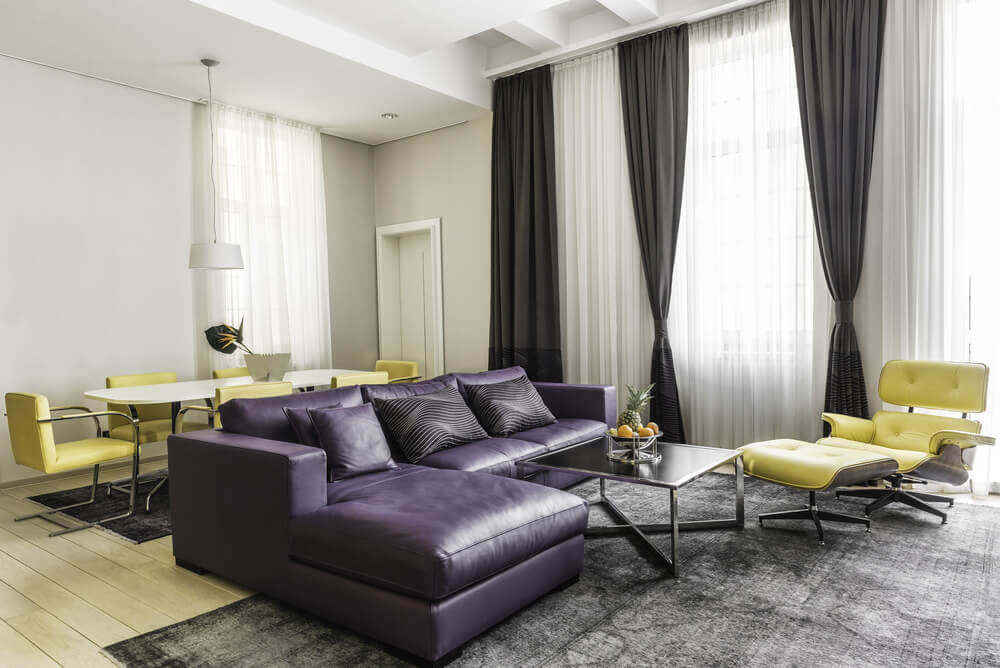 Svarta gardiner i vardagsrummet minimalistisk stil