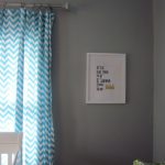 gardiner till grått tapet foto interiör