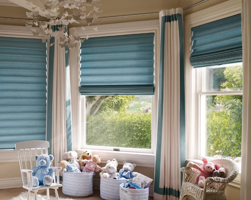 Blå roman gardiner i barnrummet