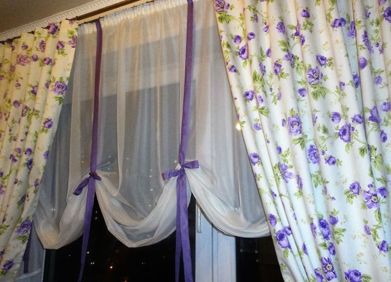 A fehér hátsó lila szalagok a nappali stílusban Provence