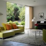 Rohová pohovka v obývacím pokoji s panoramatickým oknem