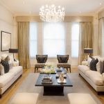 Design obývacího pokoje se dvěma rovnými pohovkami