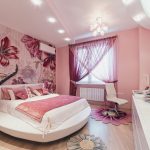 Makuuhuoneen muotoilu vaaleanpunaisilla verhoilla