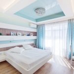 Design della camera da letto con un soffitto a due livelli