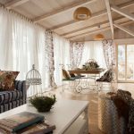 Kombinationen av tulle och gardiner i Provence-stilrummet