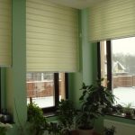 Ljusgröna rullgardiner för hörnfönster i ett privat hus