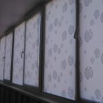 Ljustrullade gardiner på balkongfönstren