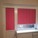 Tirai roller merah jambu gelap di pintu dan tingkap