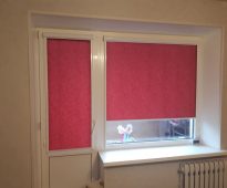 Tumma vaaleanpunainen rullaverhot ovelle ja ikkunalle