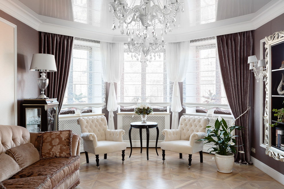 A klasszikus stílusú nappaliban díszítették az öbölfüggönyöket