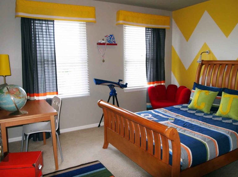 Krajkové záclony s lambrequiny v chlapcově pokoji