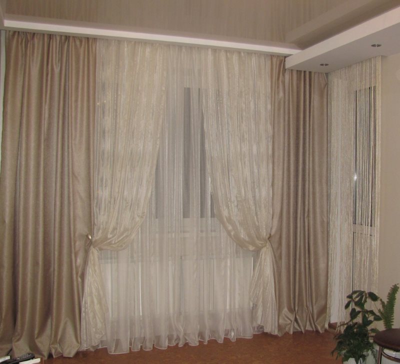 Bézs függöny párosítva kettős tüll