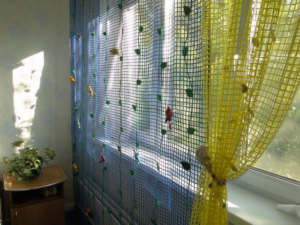 Kleur tule mesh met grote vierkante cellen