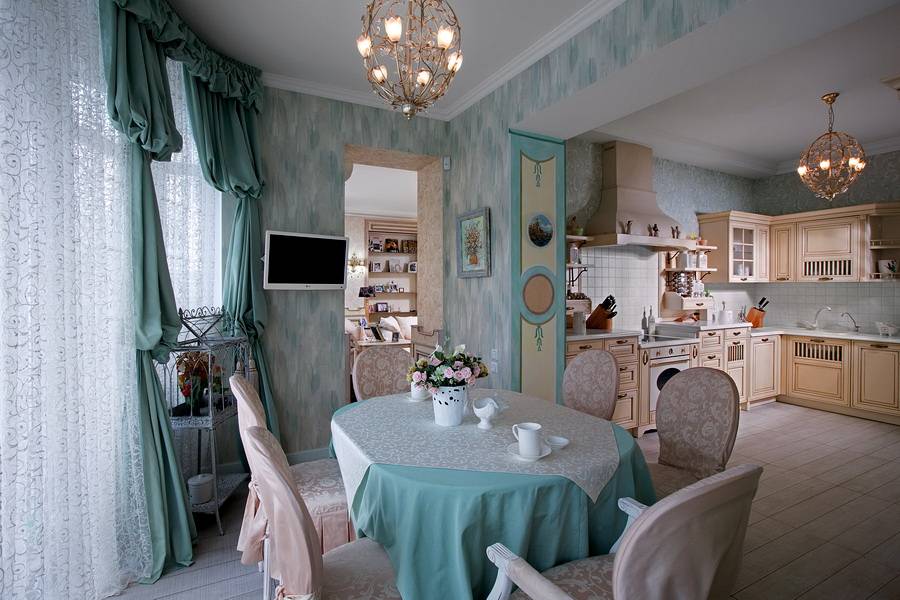 Interior dapur gaya Provence dengan tulle putih