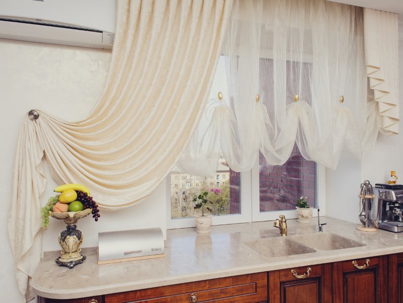 Tulle med frill på köksfönstret med beige gardin