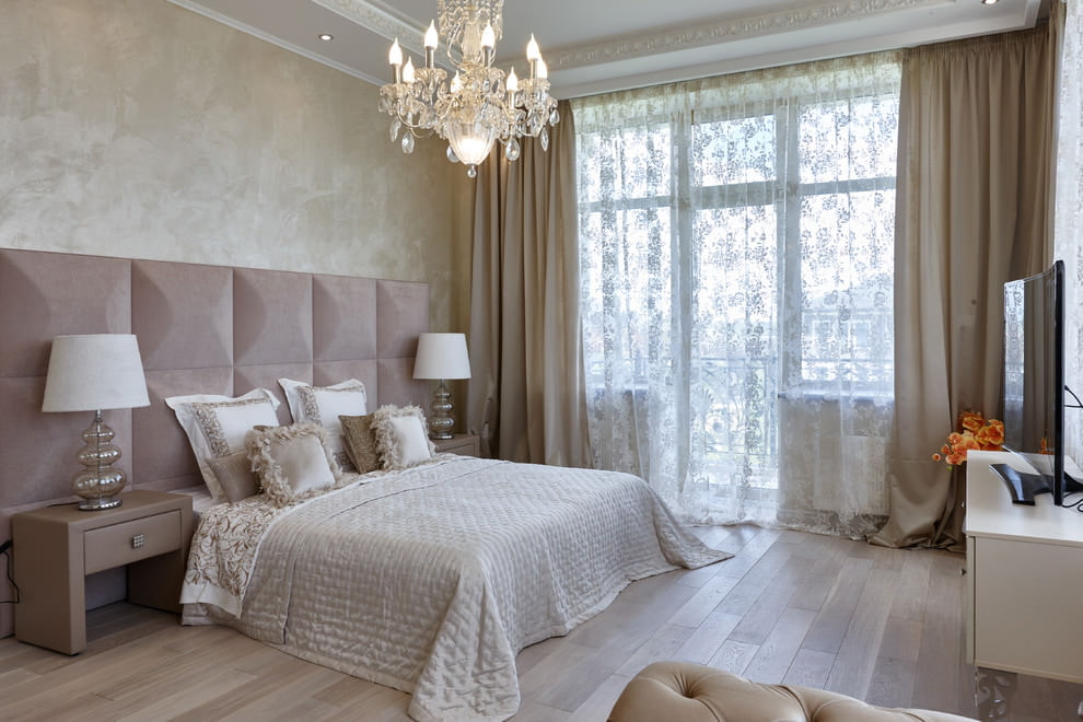 Moderne slaapkamer met florale tule