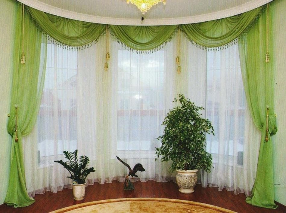 Tirai tirle cahaya dengan lambrequin di tingkap ruang tamu