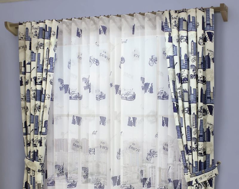Identiska mönster på tulle och gardiner