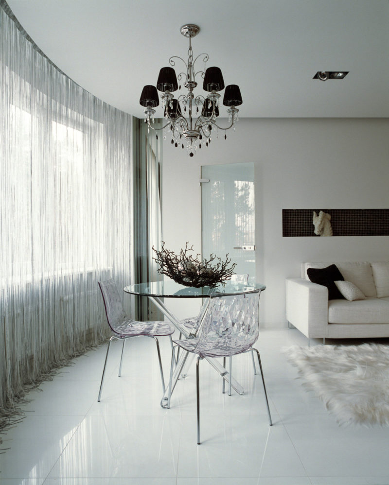 Rektilinär tulle i ett minimalistiskt vardagsrum