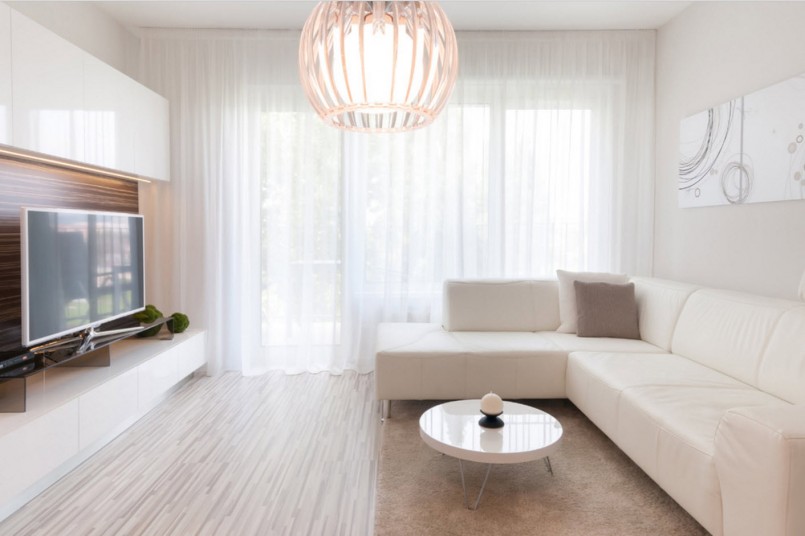Licht transparant tule gordijn in de woonkamerraam in hightech stijl