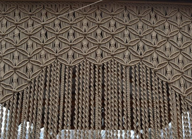Een voorbeeld van een prachtig patroon op een geweven gordijn