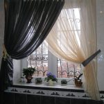 Kontrastiga gardiner i köksfönstret