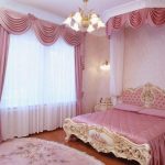 المنسوجات الوردي في غرفة نوم المرأة