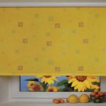Blind kuning terang untuk tingkap dapur