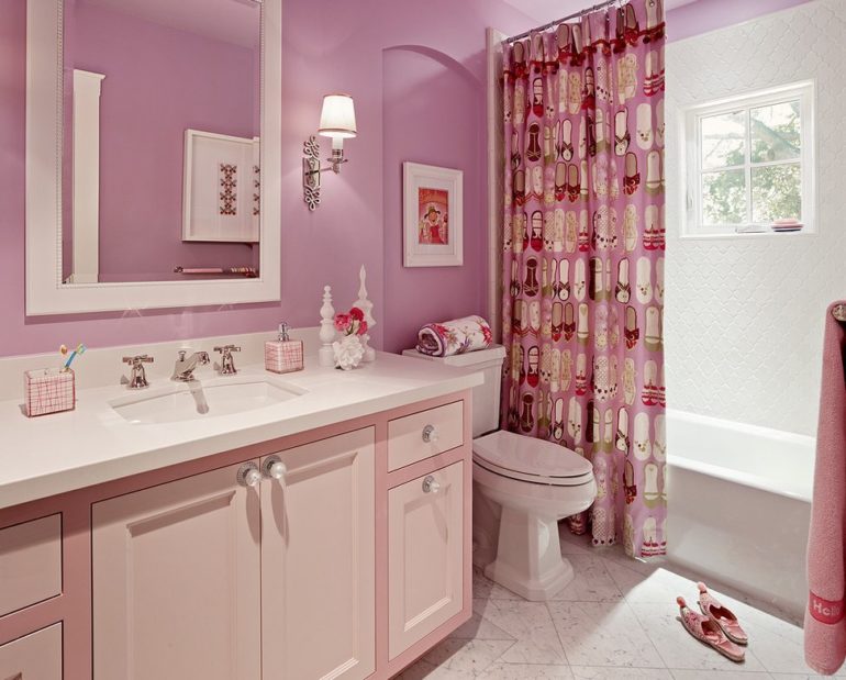 Vaaleanpunainen kylpyhuone, jossa on kirkas verho