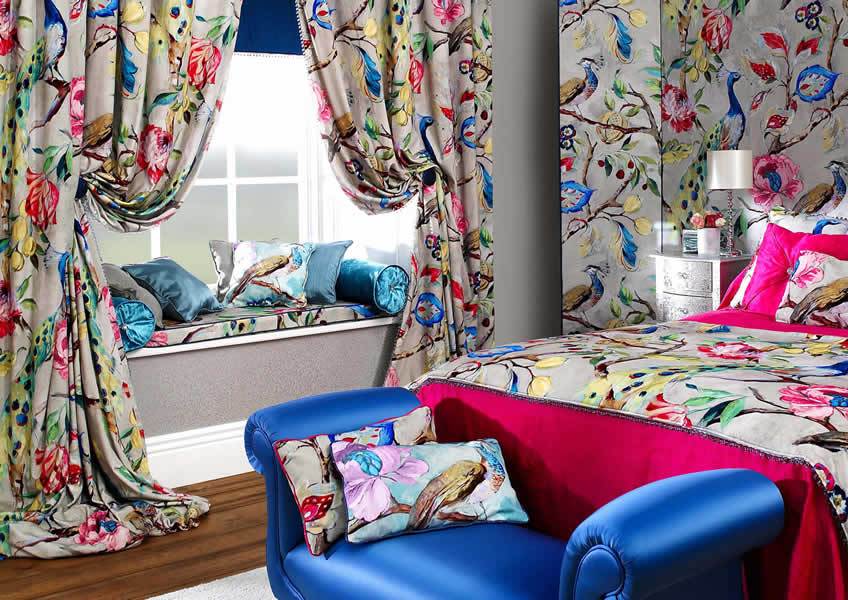 Interiér ložnice s krásnými záclonami v mladém rodinném bytě