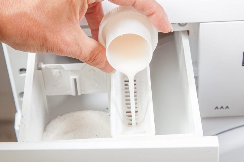 Melepaskan peluntur gel ke dalam petak mesin basuh