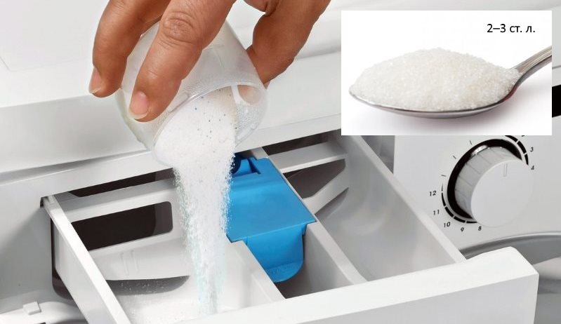 Membuang serbuk pemutihan ke dalam petak mesin basuh