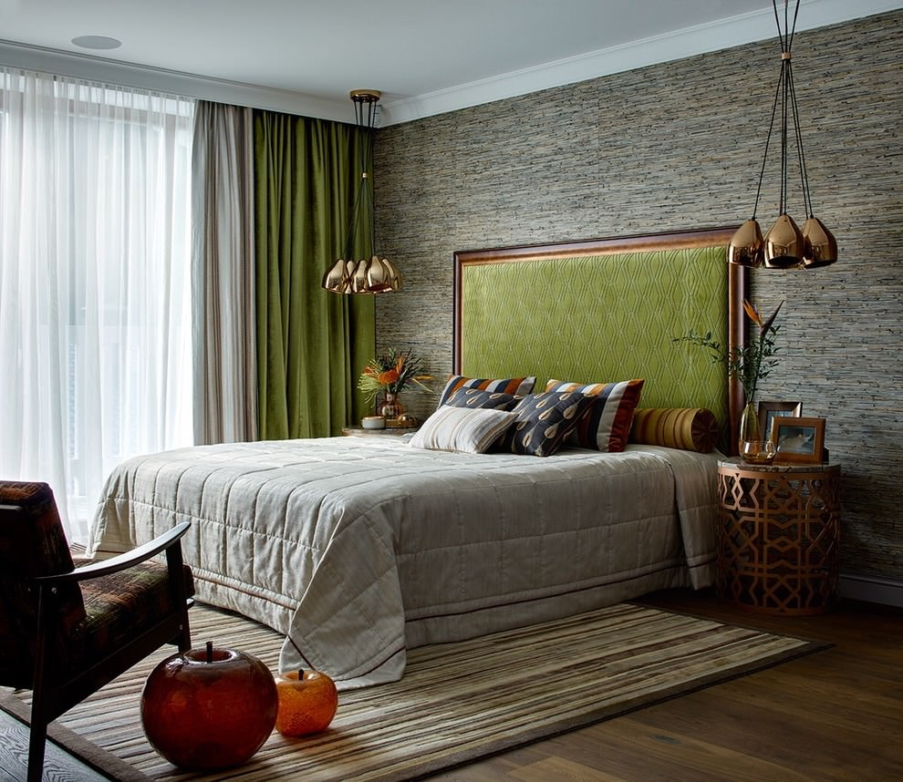 Szürke-zöld függöny egy gyönyörű hálószobában
