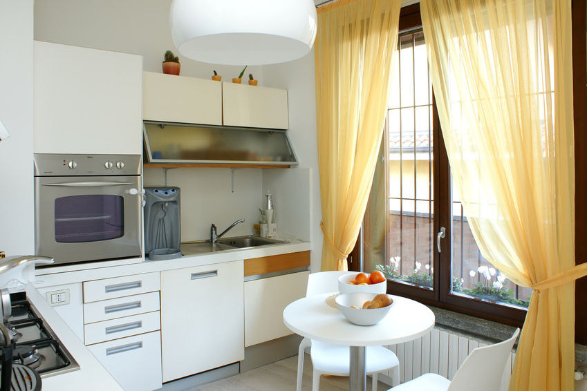 Keltainen tylli modernin keittiön sisätiloissa
