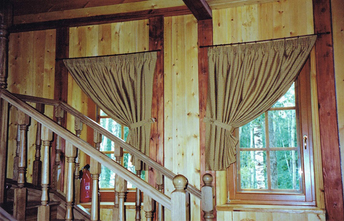 tende in una casa di legno