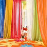 טול בחדר הילדים רב צבעוניים